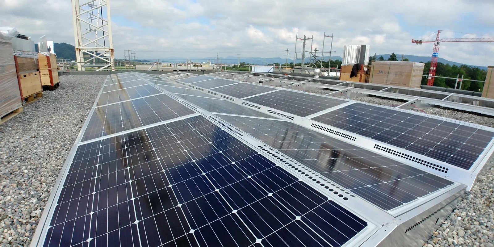 Montierte Solarmodule auf dem Flachdach von Haus B2