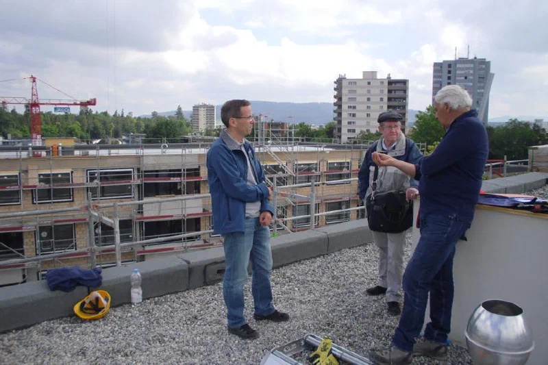Besuch von Alfred Gassmann (LBA) auf dem Dach von Haus B2, im Hintergrund die Baustelle