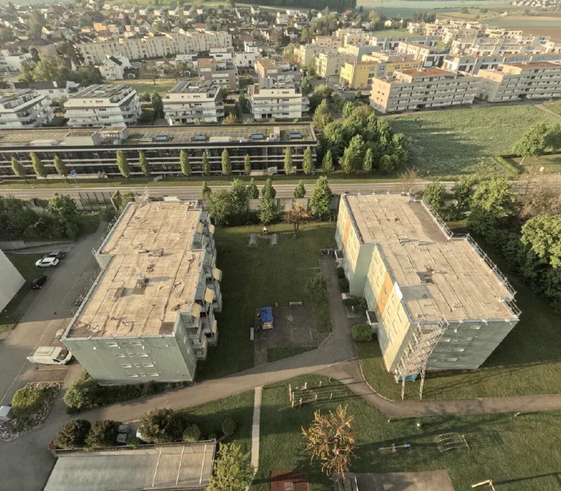 Luftaufnahme der beiden Flachdächer an der Fünflindenstrasse nach dem Absaugen des Kieses