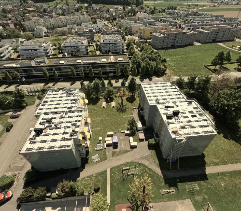 Luftaufnahme der beiden Dächer mit der aufgebauten Unterkonstruktion
