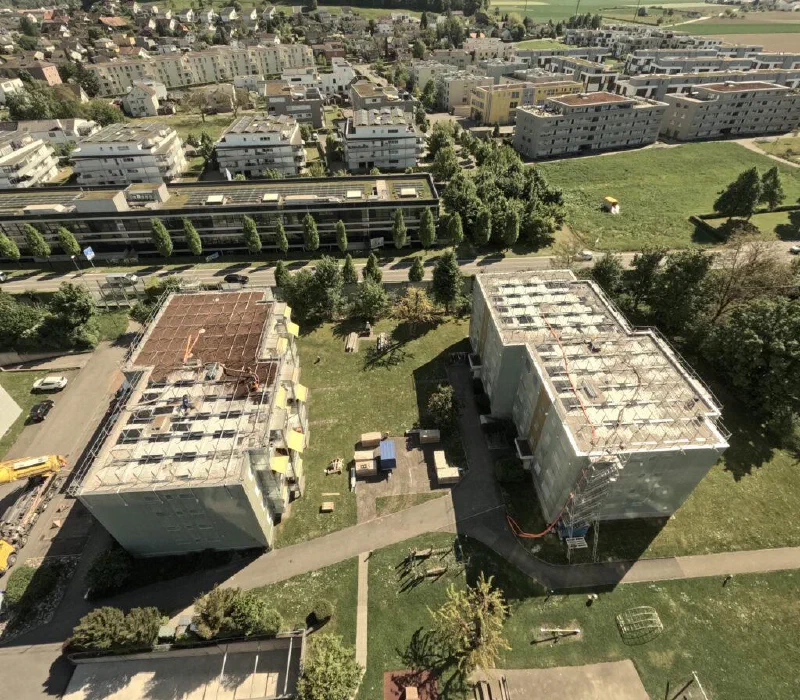 Luftaufnahme der Dächer mit verteiltem Substrat und vorbereiteter Unterkonstruktion