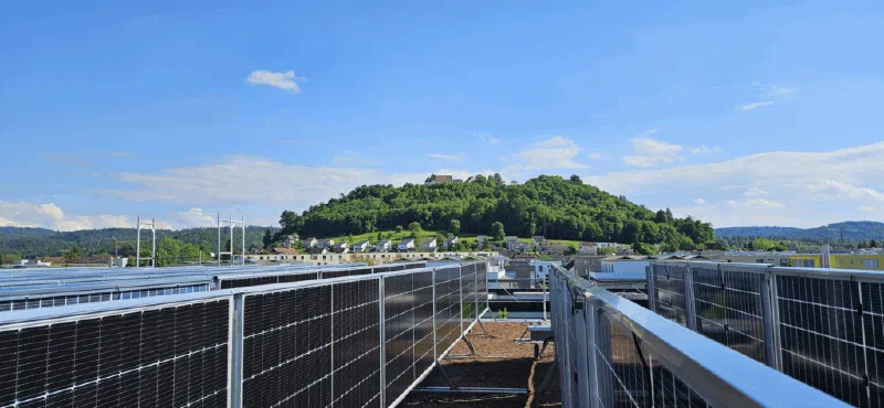 Vertikale Solarmodule auf dem Dach mit Blick auf den Staufberg