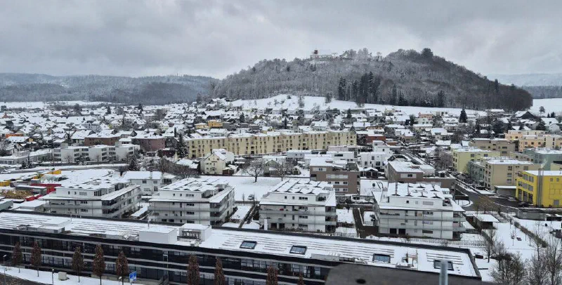Verschneites Staufen mit dem Staufberg im Hintergrund