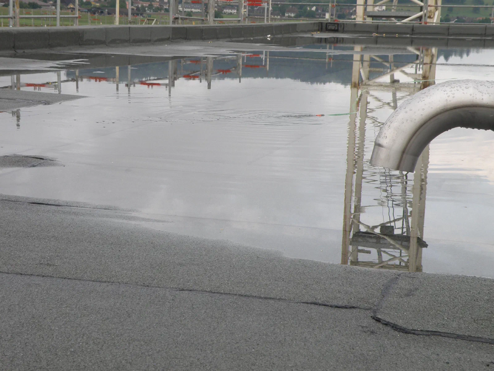 Wasser steht auf dem Dach von Haus B2 für den Dichtigkeitstest