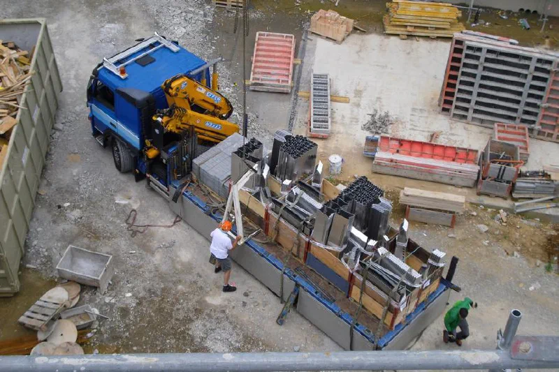 Lastwagen mit Ladekran liefert die Unterkonstruktion der PV-Anlage an