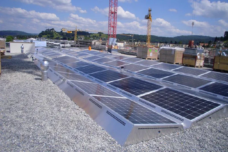 Fertig montierte Solarmodule auf dem Kiesdach von Haus B2
