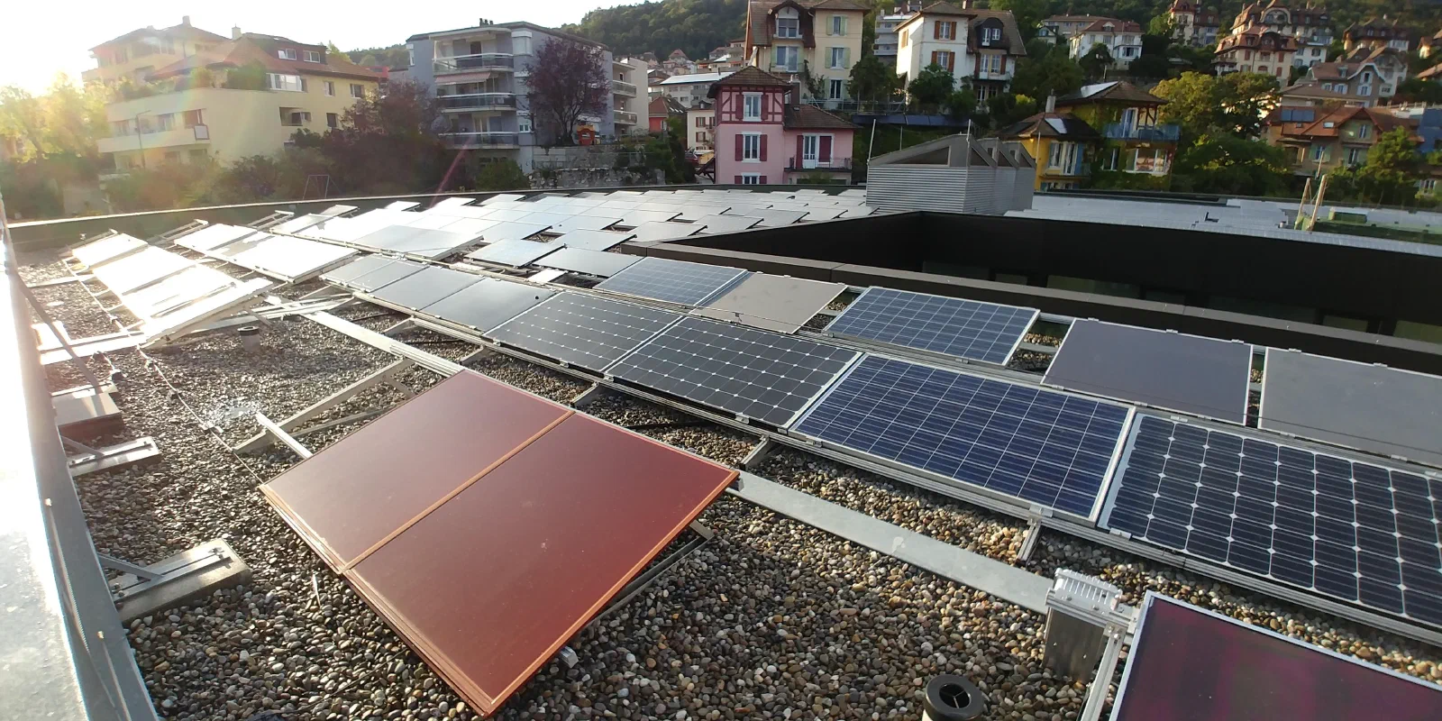 Testanlage des PV Lab in Neuenburg mit verschiedenen Solarmodulen auf einem Flachdach