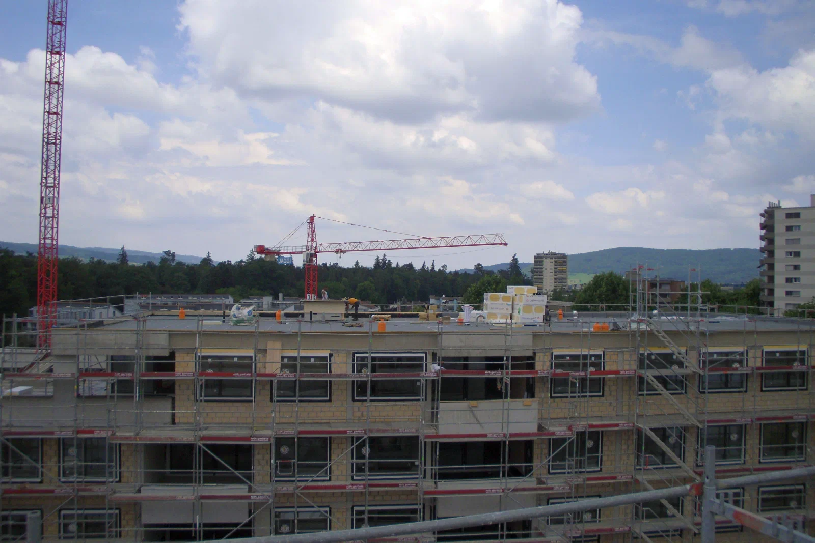 Haus B1 im Bau mit Gerüst, im Hintergrund Baukräne