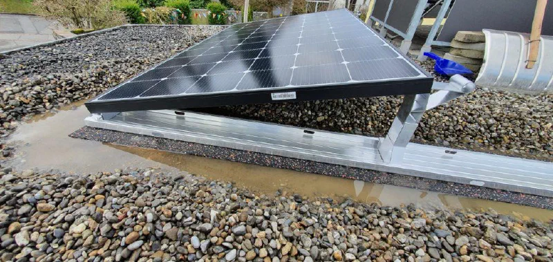 Montiertes Solarmodul auf dem Carport-Dach