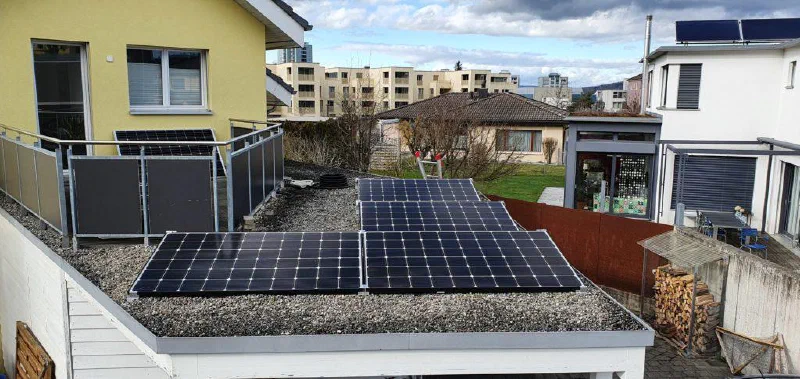 Vier Solarmodule auf dem Carport-Dach