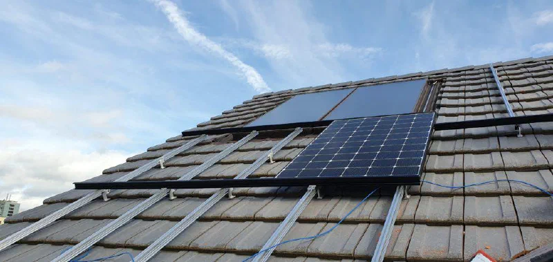 Erstes Solarmodul neben den thermischen Kollektoren auf dem Ziegeldach