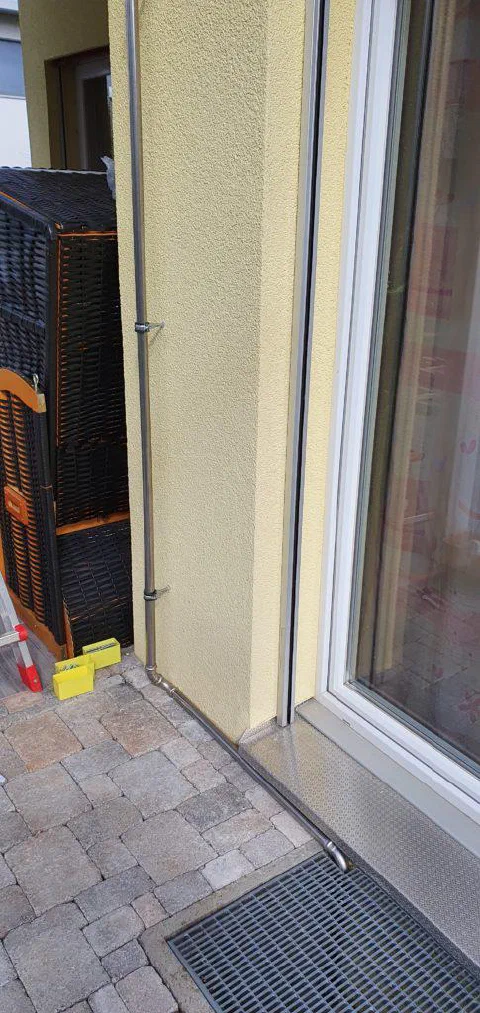 Kabelrohr an der Hausfassade führt die DC-Kabel zum Lichtschacht