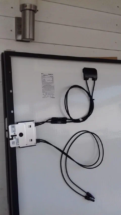 Leistungsoptimierer und Kabel auf der Rückseite eines Solarmoduls