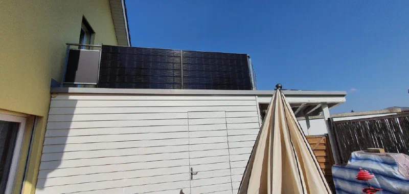 Vertikal montierte Solarmodule am Balkongeländer