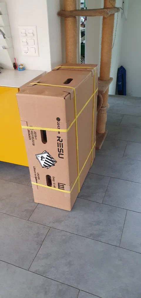 Verpackte Batterie LG Chem RESU im Wohnraum